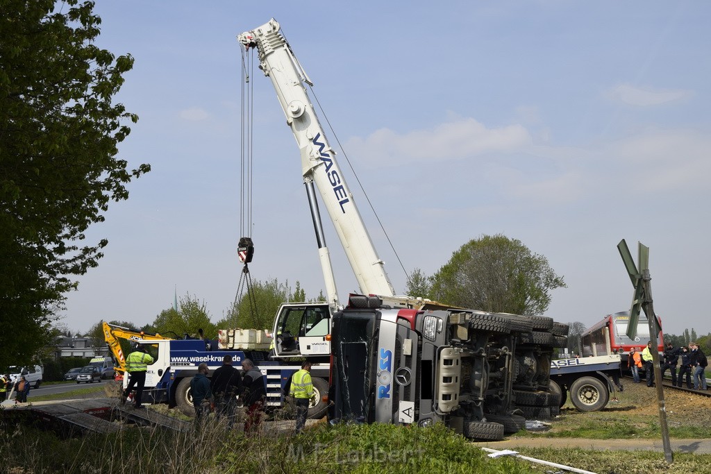 Schwerer VU LKW Zug Bergheim Kenten Koelnerstr P433.JPG - Miklos Laubert